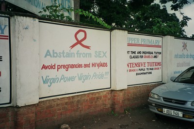 Cartello promozionale di prevenzione clinica:  "Abstain From Sex. Avoid pregnancies and HIV/AIDS. Virgin power virgin pride!"  (Astenetevi dal sesso. Eviterete gravidanze e l'HIV/AIDS. Potere ai vergini. Orgoglio virginale!)  Foto scattata a Lusaka (Zambia)