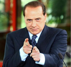 Berlusconi che fa il gesto del mitra