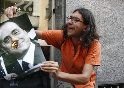 Gabriele Paolini brucia la foto di Berlusconi a Milano