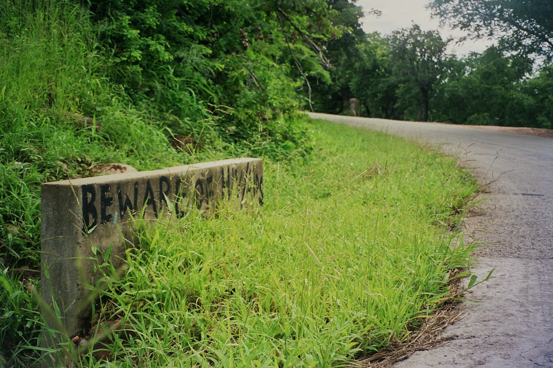 Segnaletica "beware to HIV/AIDS" (attenti all'HIV/Aids).  Foto scattata a Siavonga (Zambia)