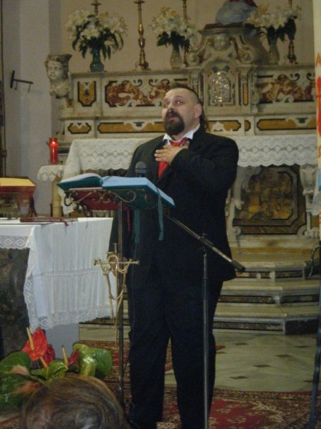 30 maggio 2009 - Luca "O' Zulu" Persico mentre parla al microfono della parrocchia della chiesa di San Pietro e Paolo a Capocastello (AV)