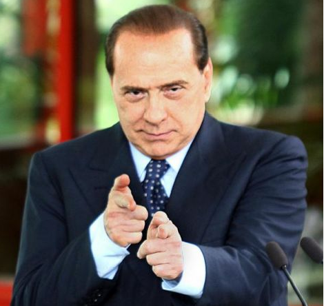 Berlusconi che fa il gesto del mitra